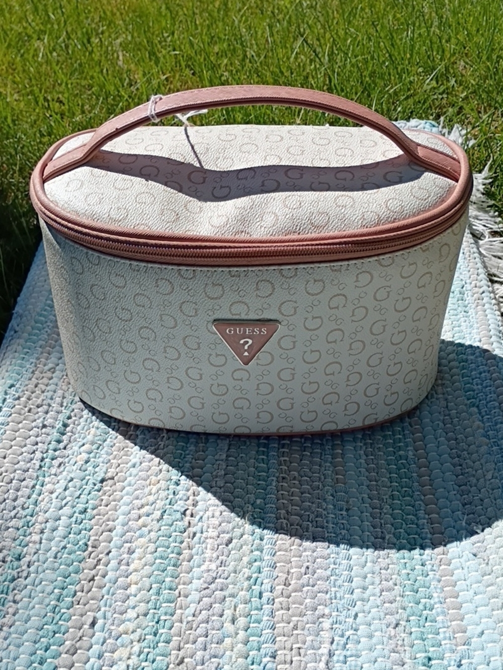 GUESS Cream Cosmetic Case with Pink Trim and Logo Pattern